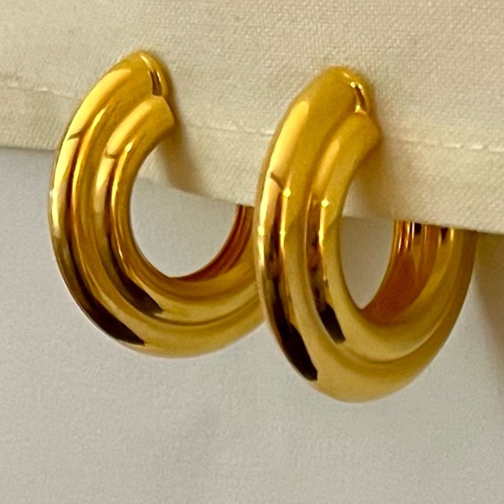 Gold Ribbed Hoop Earrings